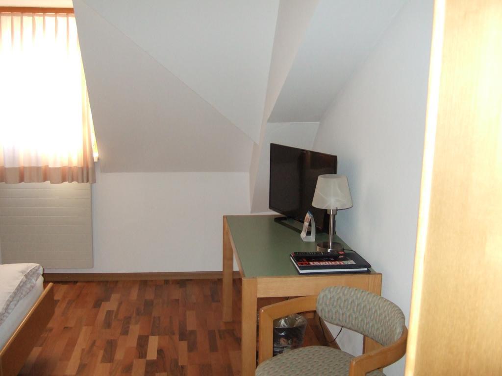 Gasthaus Zur Sonne Aesch  ภายนอก รูปภาพ