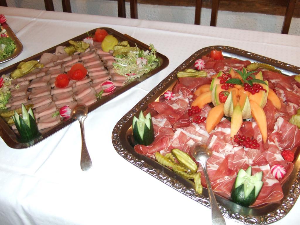 Gasthaus Zur Sonne Aesch  ภายนอก รูปภาพ