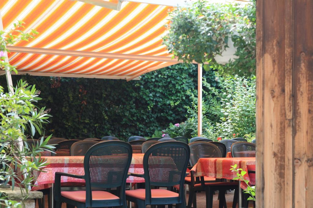 Gasthaus Zur Sonne Aesch  ภายนอก รูปภาพ